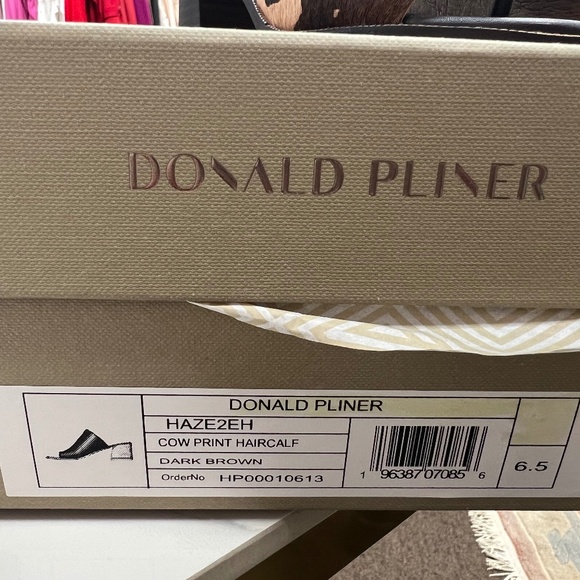 Donald J. Pliner Shoes | Women’s Haze Cow Print Sandal Size 6.5 - Picture 3 of 3